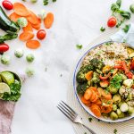 Une salade de brocoli, carottes, courgettes et tomates cerises pour une option de repas frais et coloré