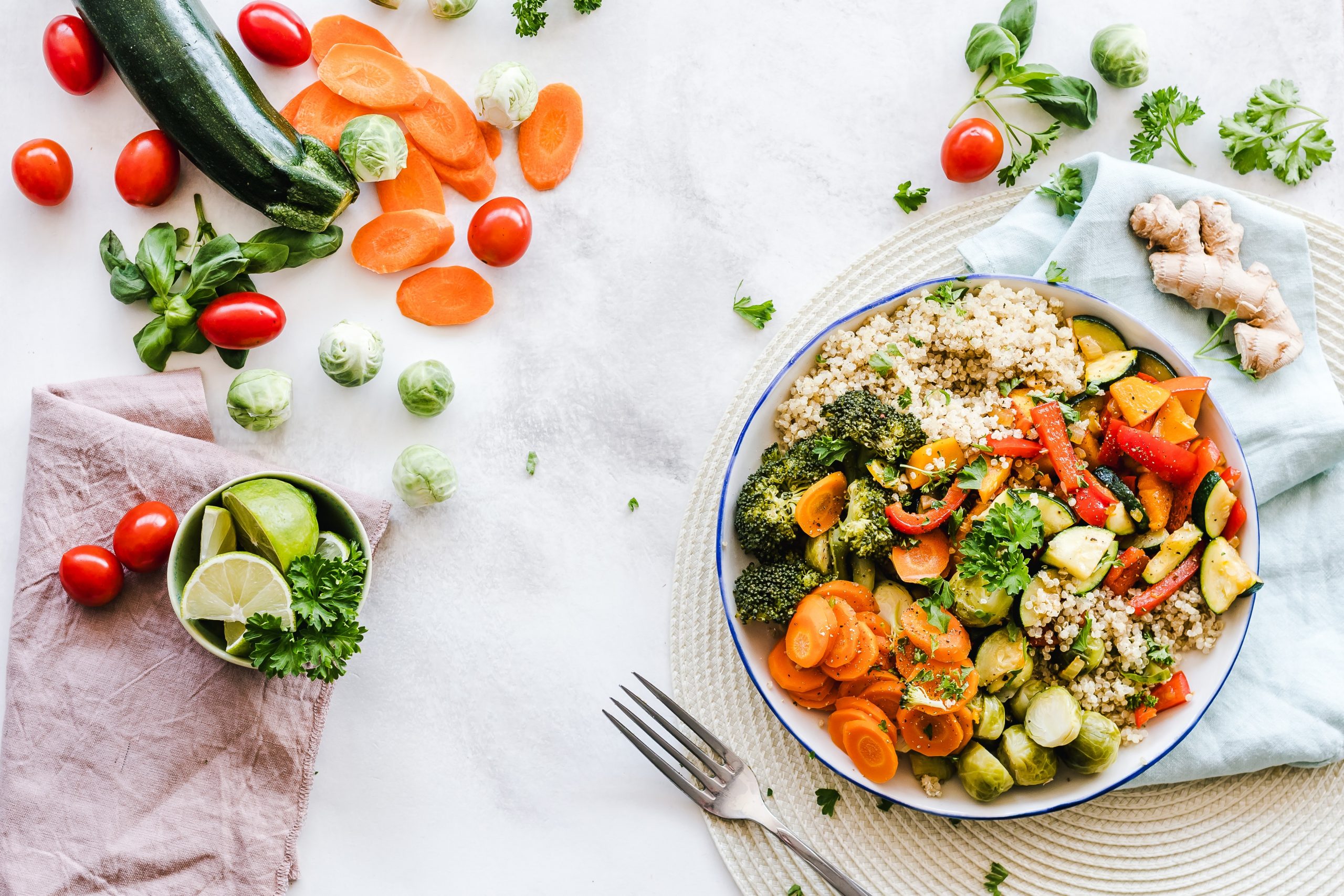 Une salade de brocoli, carottes, courgettes et tomates cerises pour une option de repas frais et coloré